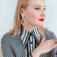 Handgemachte Porzellanohrstecker in 2 Farben - The Baltic Shop