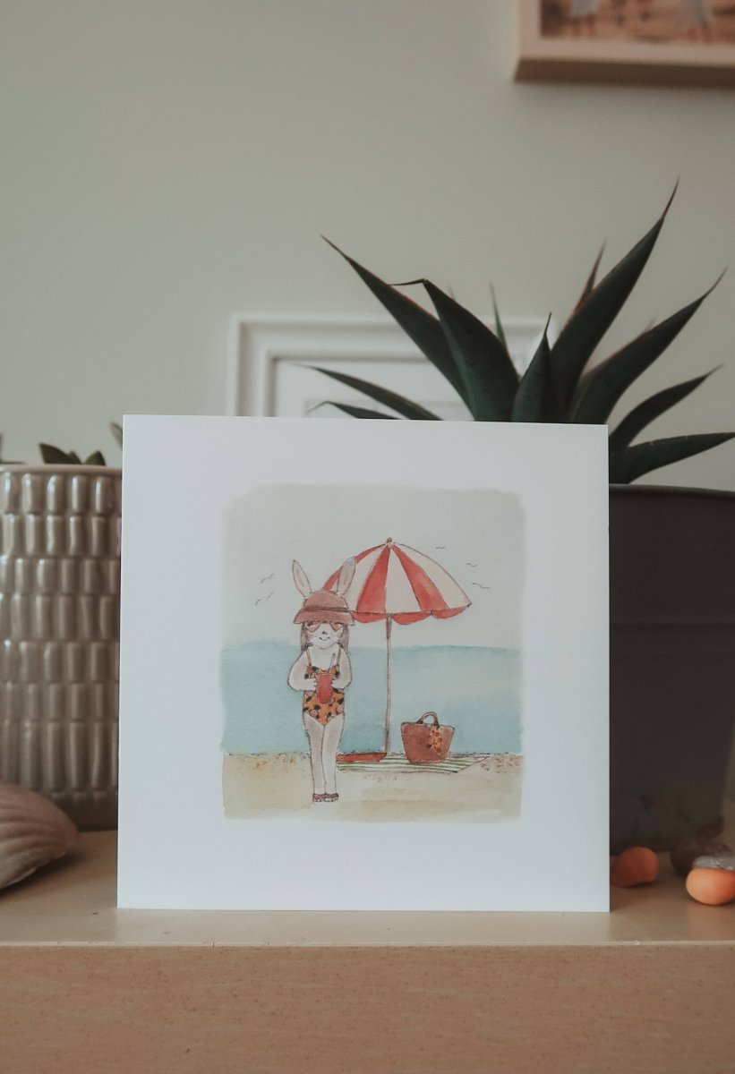 Hasenmädchen am Strand / Klappkarte - The Baltic Shop