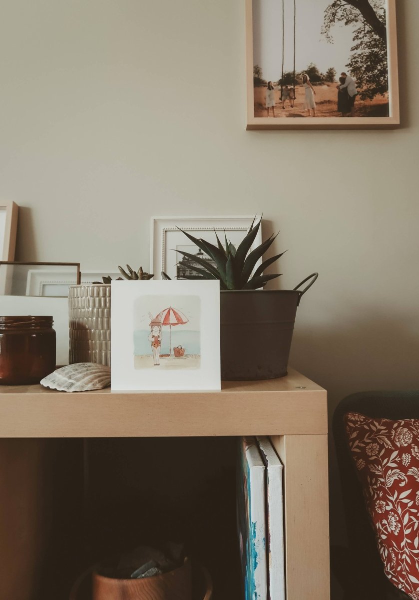 Hasenmädchen am Strand / Klappkarte - The Baltic Shop