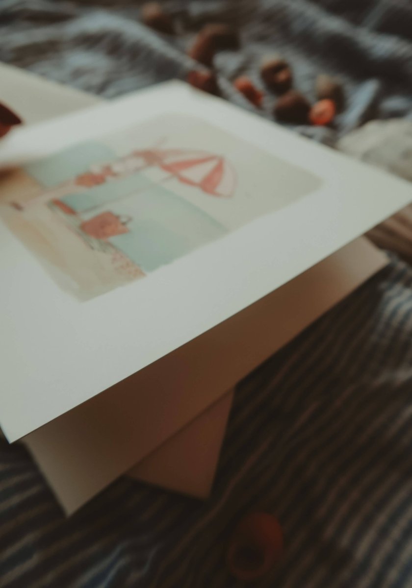 Hasenmädchen am Strand / Klappkarte - The Baltic Shop