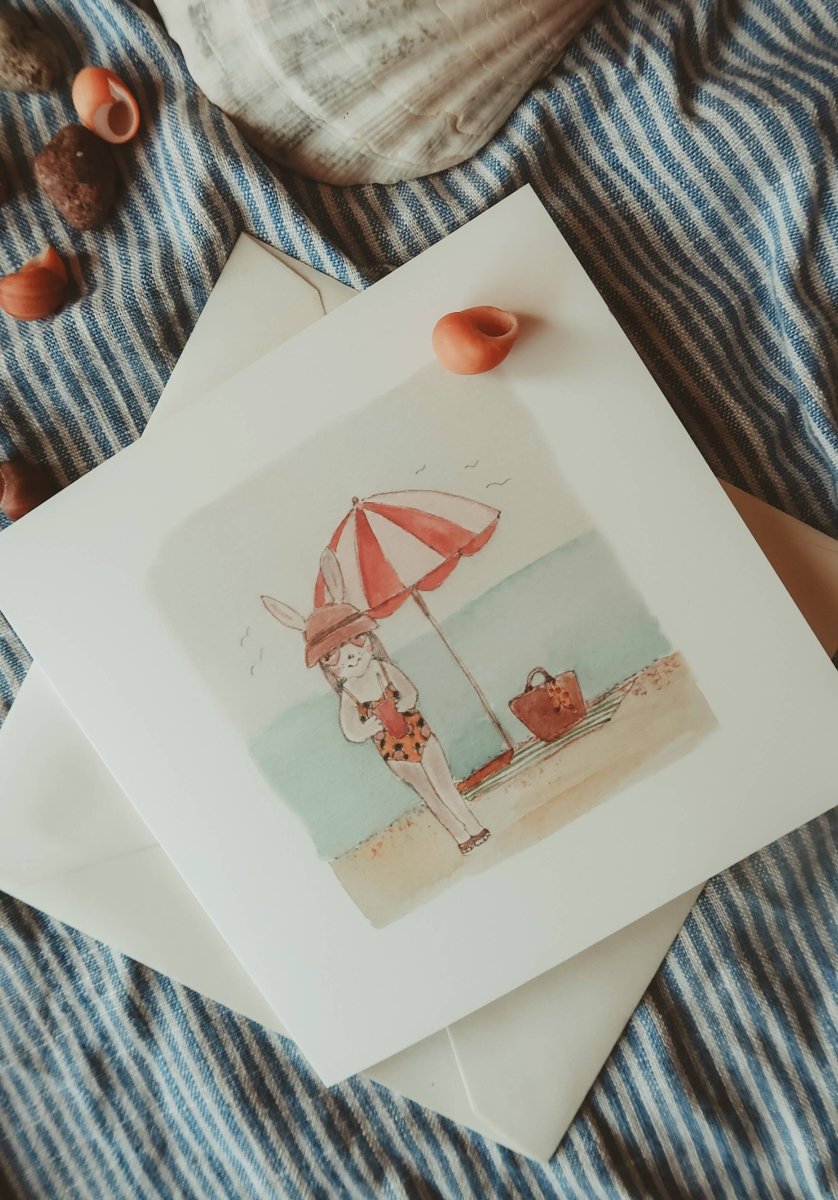 Hasenmädchen am Strand / Klappkarte - The Baltic Shop