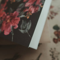 Klappkarte mit Blumenmuster in Dunkelrosa - The Baltic Shop