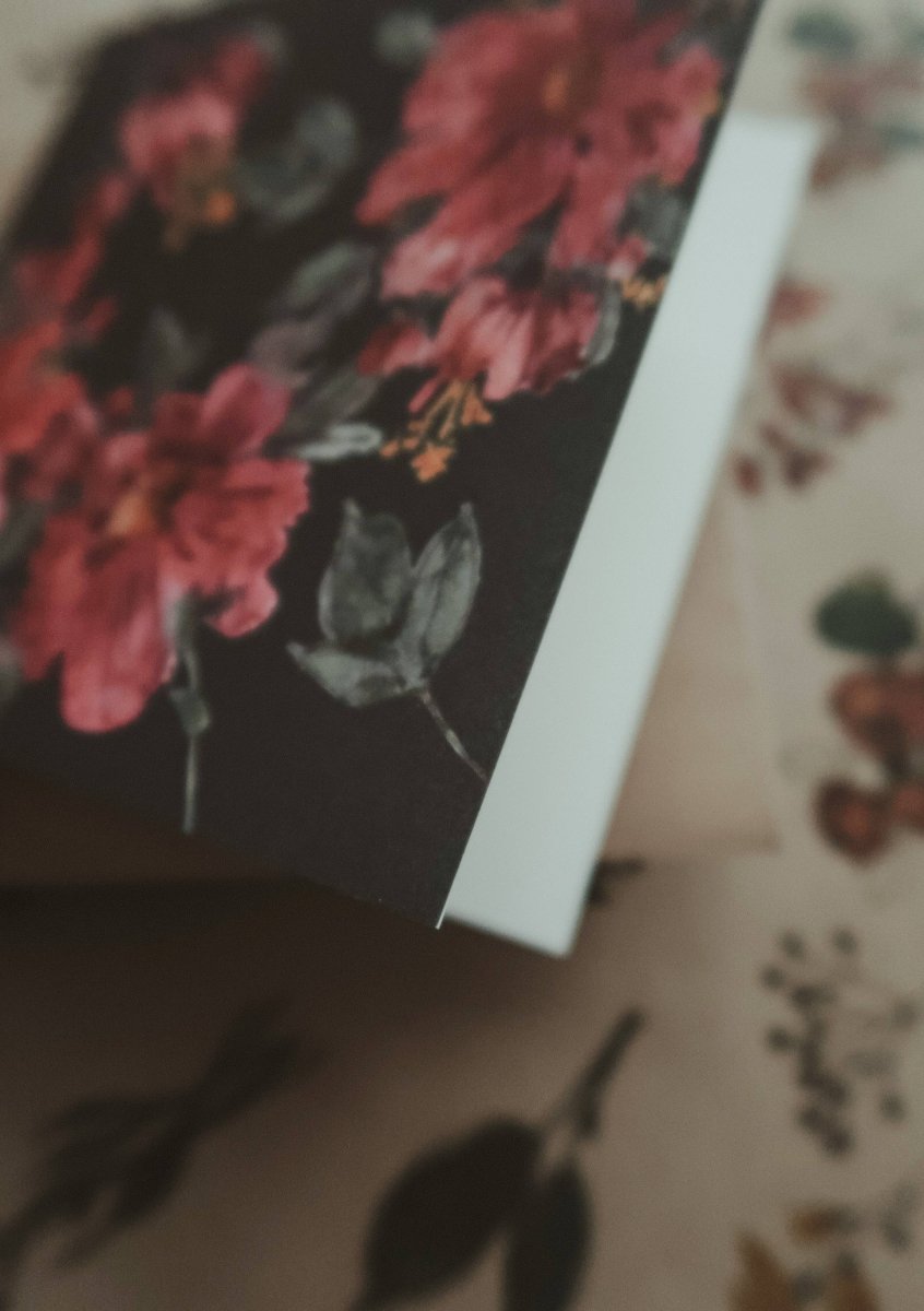 Klappkarte mit Blumenmuster in Dunkelrosa - The Baltic Shop