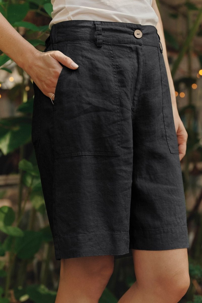 Klassische Shorts aus Leinen in Schwarz - The Baltic Shop