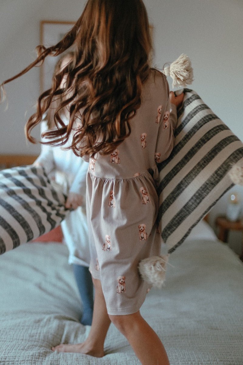 Kleid in Beige aus Baumwolle mit Hund - The Baltic Shop