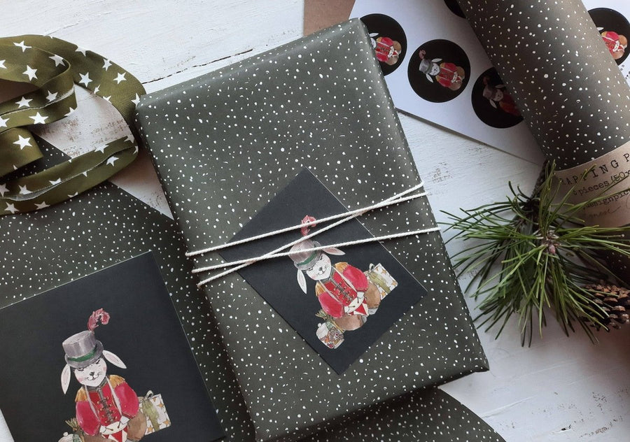 Kleine flache Karte „Bunny With Christmas Presents“ - The Baltic Shop