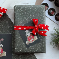 Kleine flache Karte „Bunny With Christmas Presents“ - The Baltic Shop