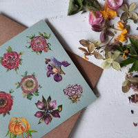 Kleine, flache Karte mit kleinen Blumen auf hellblauem Hintergrund - The Baltic Shop