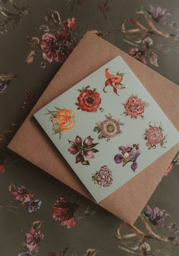 Kleine, flache Karte mit kleinen Blumen auf hellblauem Hintergrund - The Baltic Shop