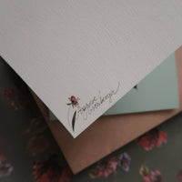 Kleine flache Karte mit rosa Rosen auf Hellblau - The Baltic Shop