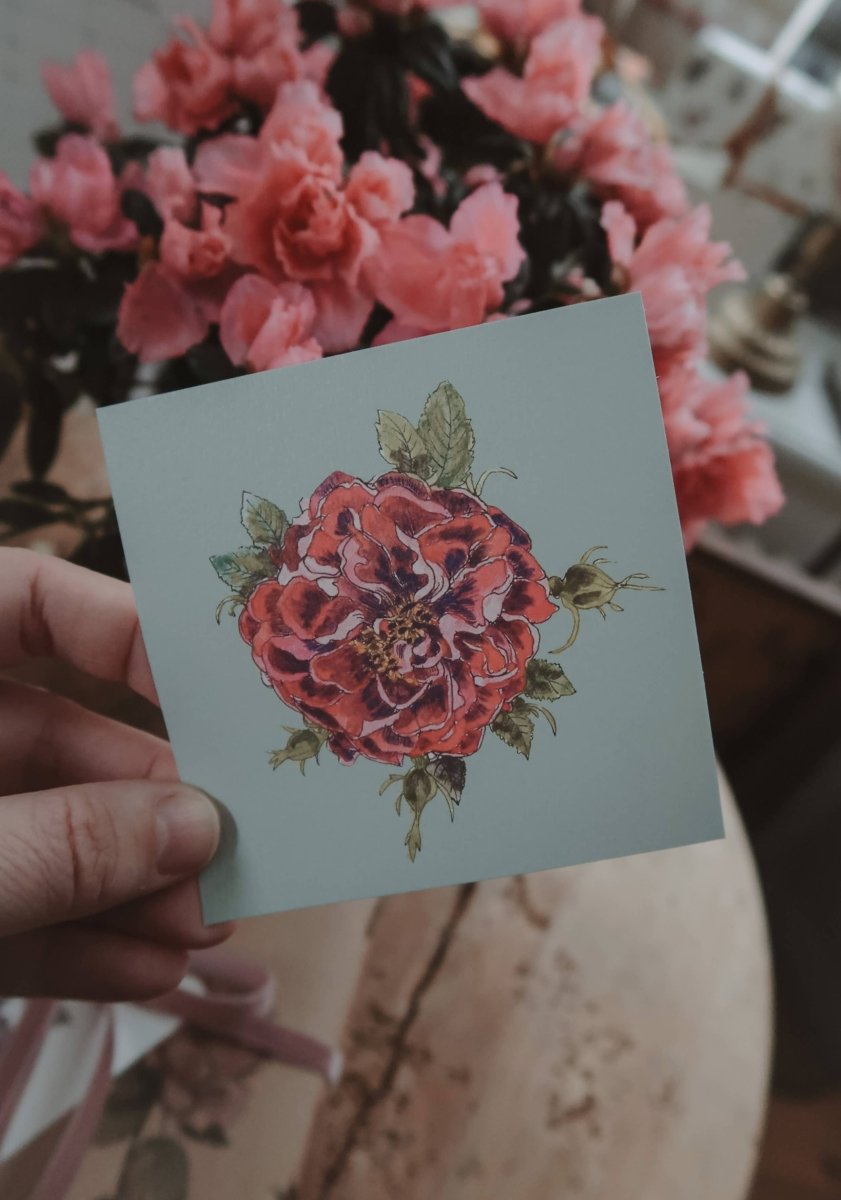 Kleine flache Karte mit rosa Rosen auf Hellblau - The Baltic Shop