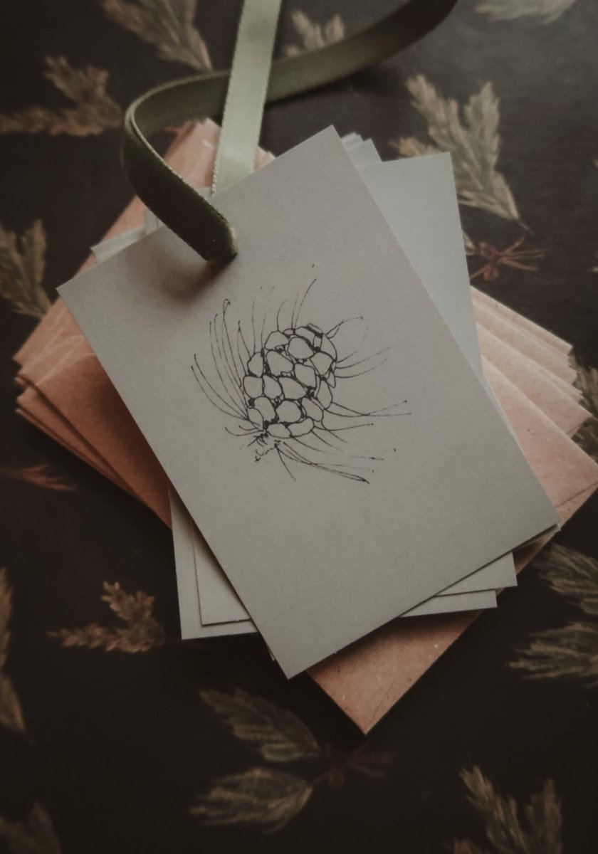 Kleine flache Karte mit Tannenzapfen - The Baltic Shop