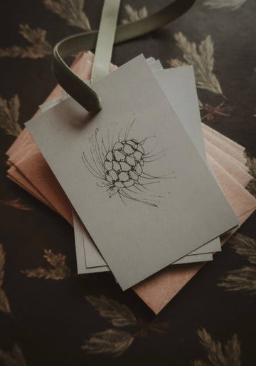 Kleine flache Karte mit Tannenzapfen - The Baltic Shop