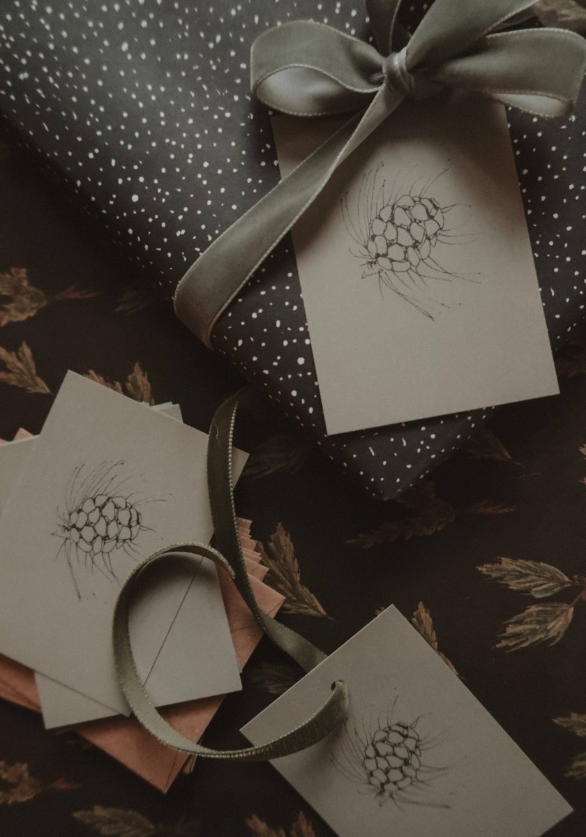 Kleine flache Karte mit Tannenzapfen - The Baltic Shop