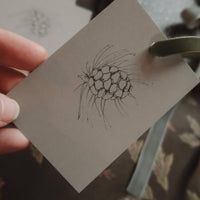 Kleine flache Karte mit Tannenzapfen - The Baltic Shop