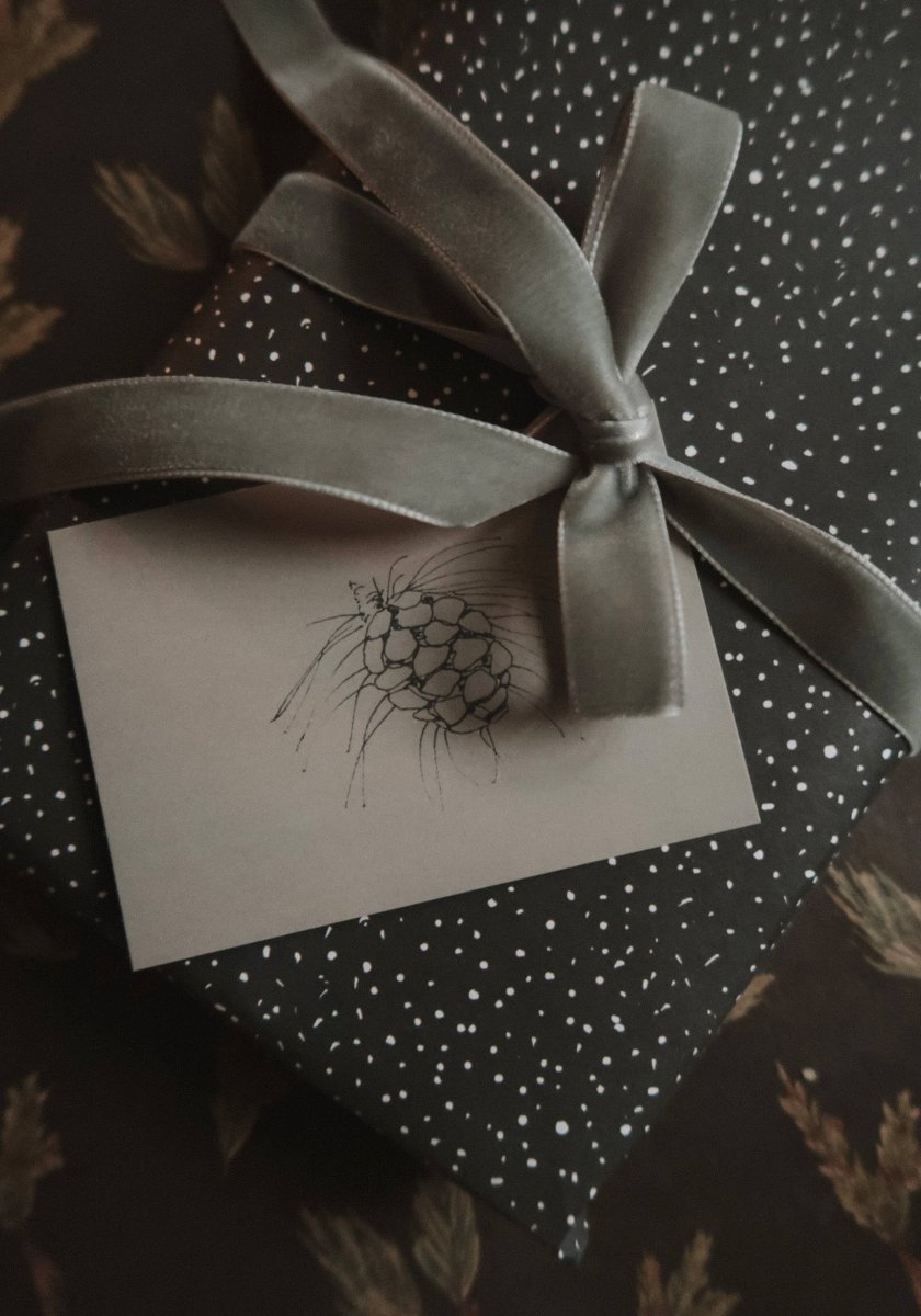 Kleine flache Karte mit Tannenzapfen - The Baltic Shop