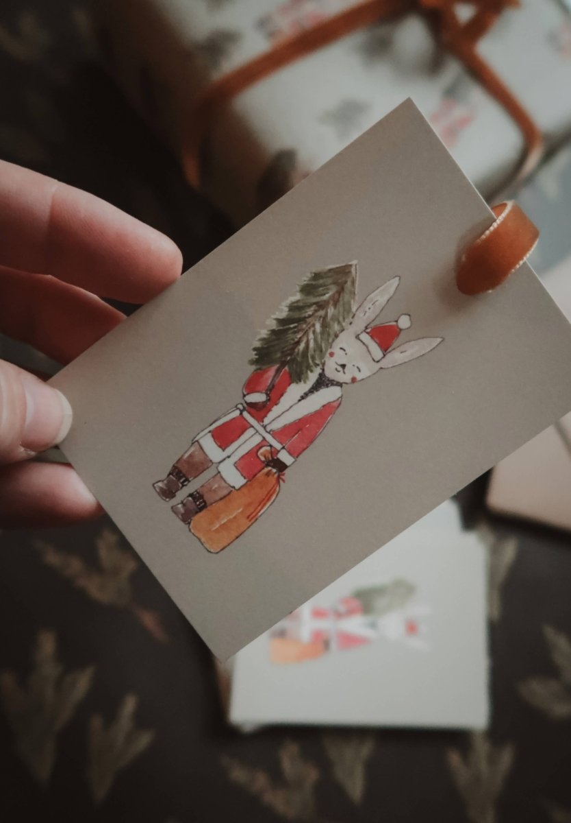 Kleine flache Karte „Winterhase mit Baum“ - The Baltic Shop