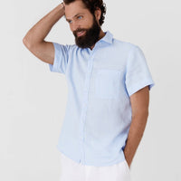 Kurzärmliges Leinenhemd für Herren in Himmelblau - The Baltic Shop