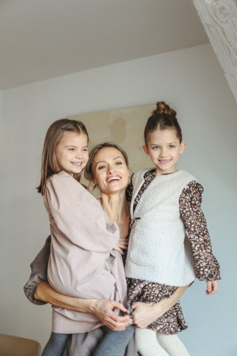 Kuschelige Weste mit Lederband in Weiß - The Baltic Shop