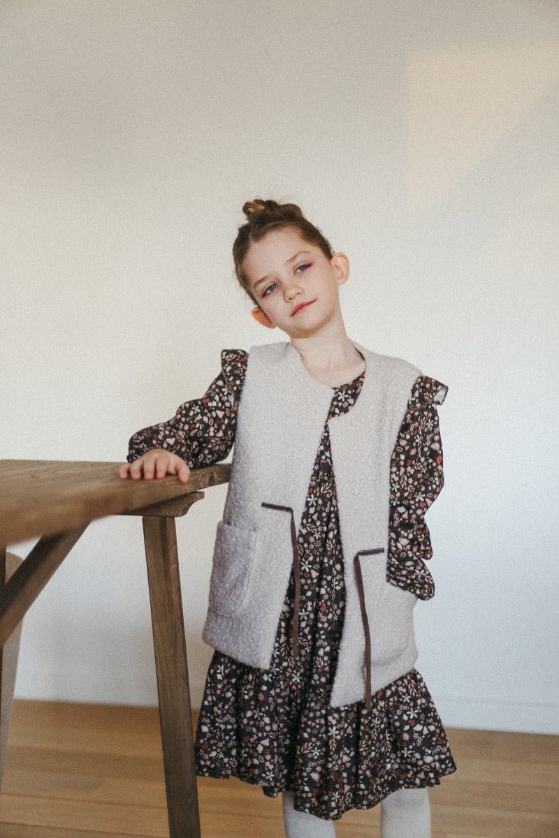 Kuschelige Weste mit Lederband in Weiß - The Baltic Shop