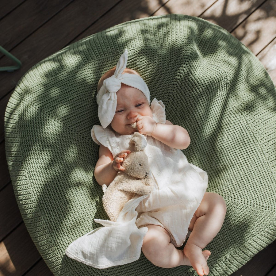 Kuscheltier Hase mit Musselintuch - The Baltic Shop