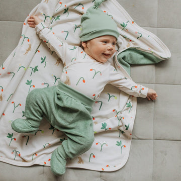 Langarmbody mit Erdbeeren und Hasen - The Baltic Shop