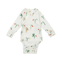 Langarmbody mit Erdbeeren und Hasen - The Baltic Shop