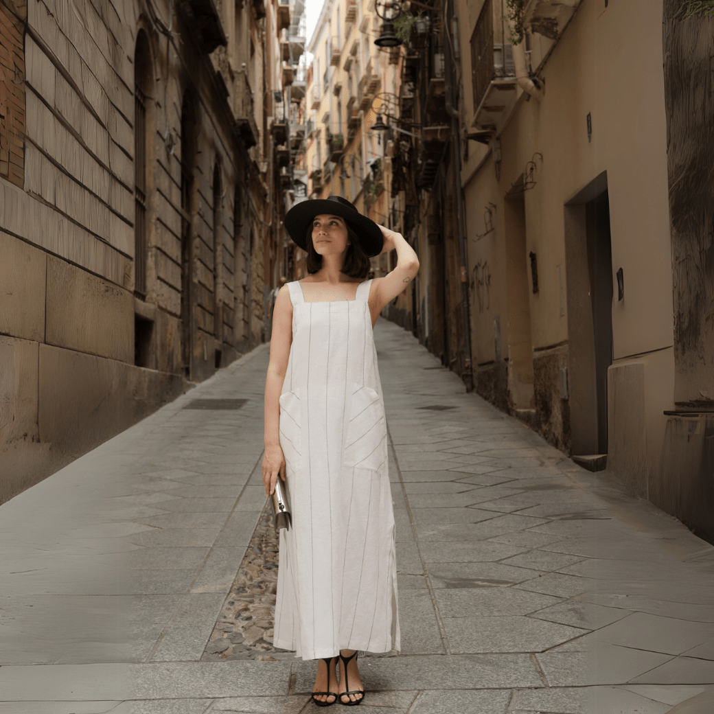 Langes Kleid aus Leinen in Weiß mit Graue Streifen - The Baltic Shop