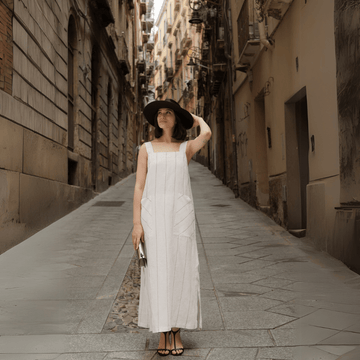 Langes Kleid aus Leinen in Weiß mit Graue Streifen - The Baltic Shop