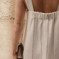 Langes Kleid aus Leinen in Weiß mit Graue Streifen - The Baltic Shop