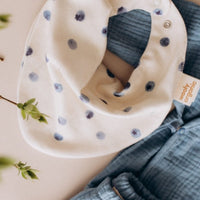 Lätzchen mit Erdbeeren oder Blaubeeren aus Bio Baumwolle - The Baltic Shop