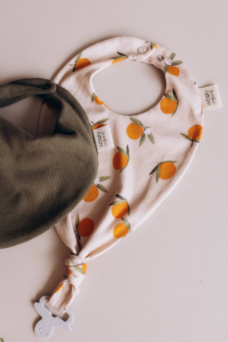 Lätzchen mit Schnullerclip aus Bio Baumwolle in 2 Farben - The Baltic Shop