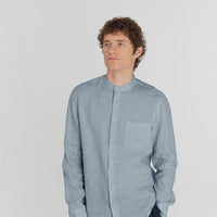 Leinenhemd mit Stehkragen in Himmelblau - The Baltic Shop