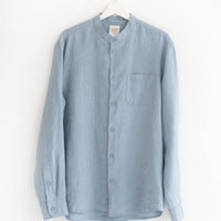 Leinenhemd mit Stehkragen in Himmelblau - The Baltic Shop