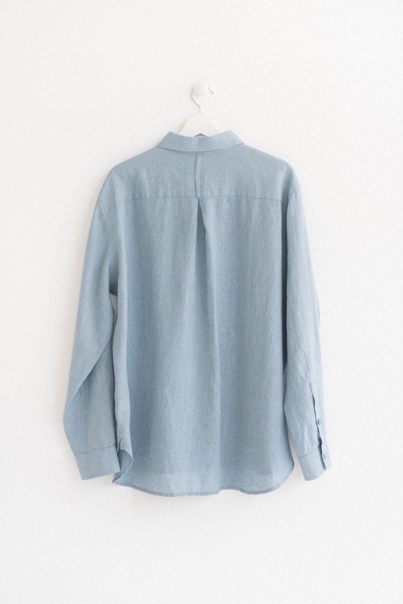 Leinenhemd mit Stehkragen in Himmelblau - The Baltic Shop