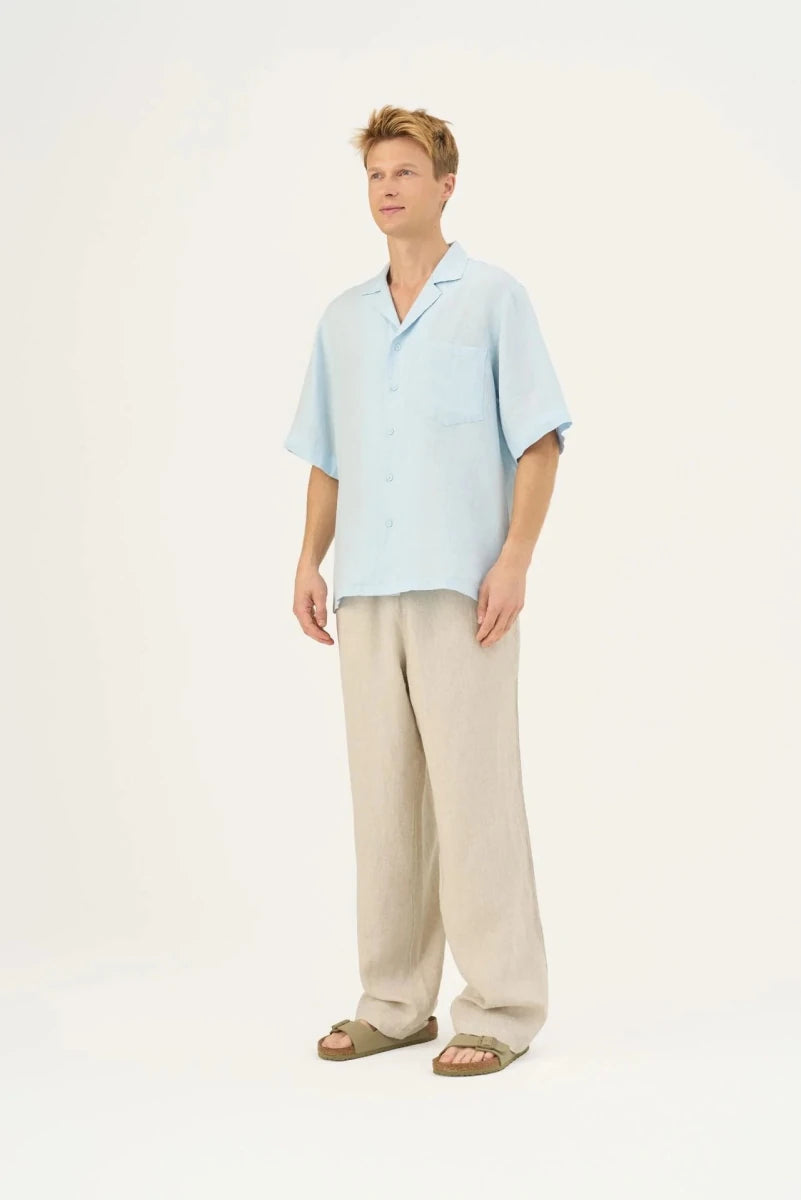 Libertas Shirt in Baby Blau – Moderne Leichtigkeit aus Leinen - The Baltic Shop