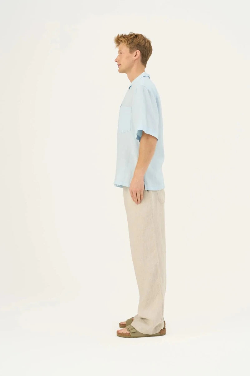 Libertas Shirt in Baby Blau – Moderne Leichtigkeit aus Leinen - The Baltic Shop