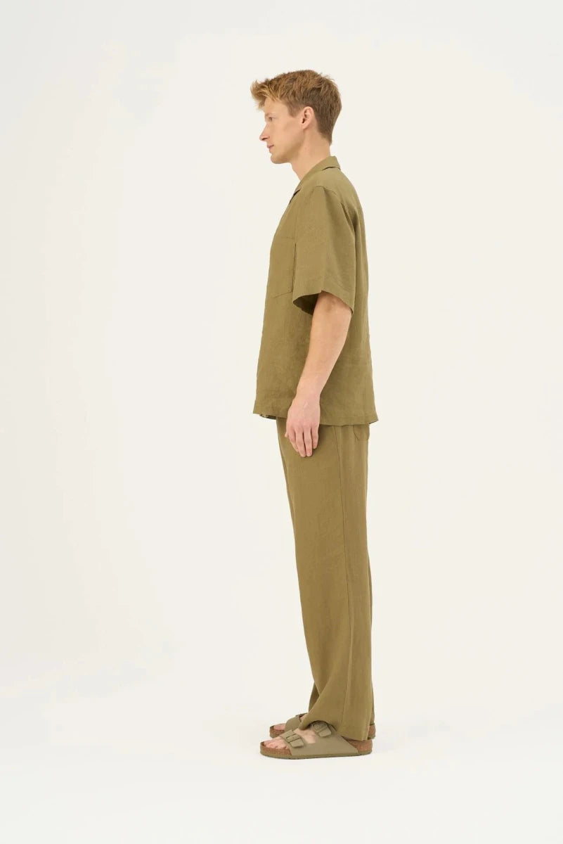 Libertas Shirt in Khaki– Moderne Leichtigkeit aus Leinen - The Baltic Shop
