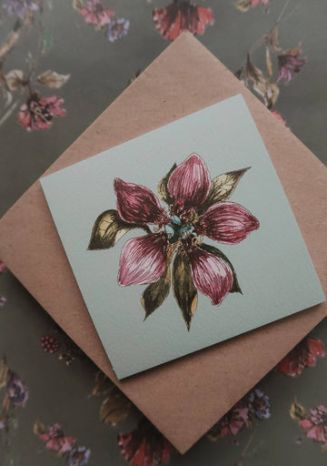 Lila Blume auf hellblau, kleine flache Karte - The Baltic Shop