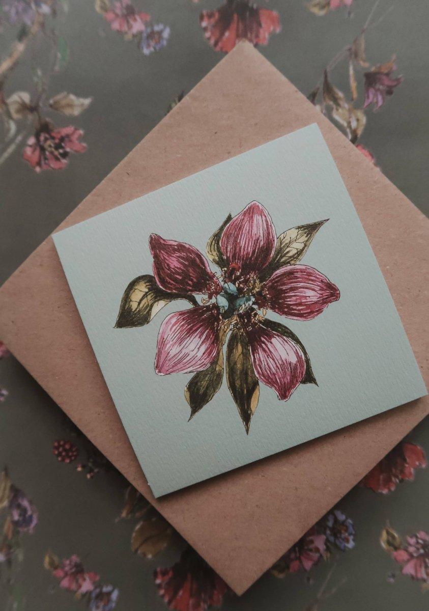 Lila Blume auf hellblau, kleine flache Karte - The Baltic Shop