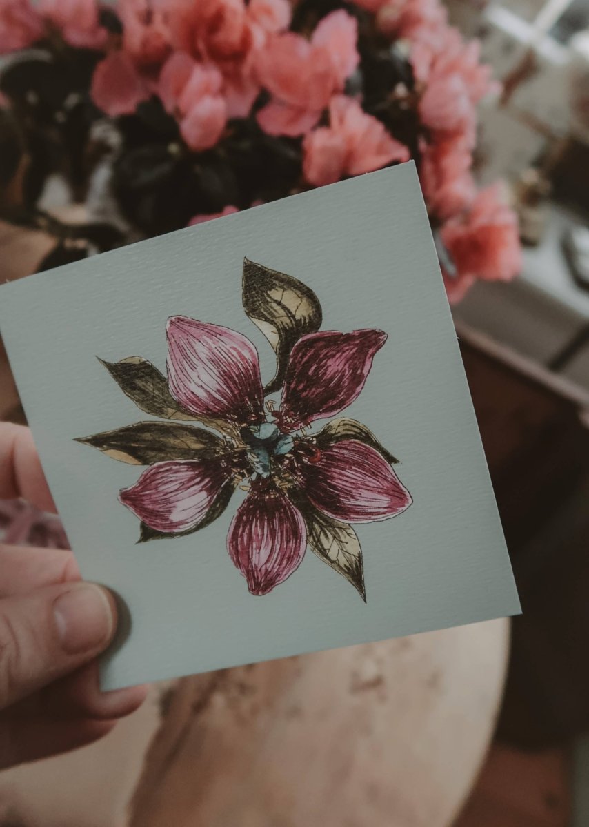 Lila Blume auf hellblau, kleine flache Karte - The Baltic Shop