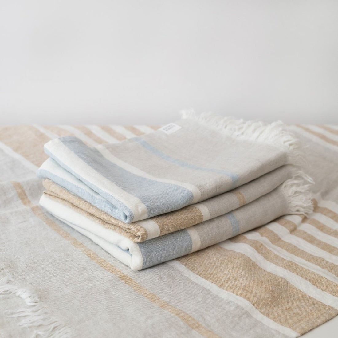 Linen Tales gestreifte Leinendecke, in 2 Farben - The Baltic Shop