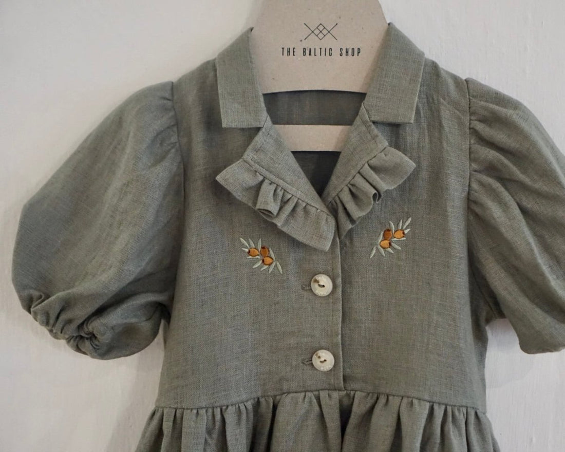 Mädchenkleid aus Leinen mit Puffärmeln - The Baltic Shop