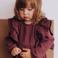 Musselinkleid mit Rüschen aus Bio Baumwolle - The Baltic Shop