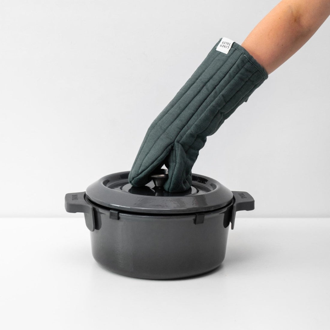 Ofenhandschuh aus Leinen in Waldgrün - The Baltic Shop