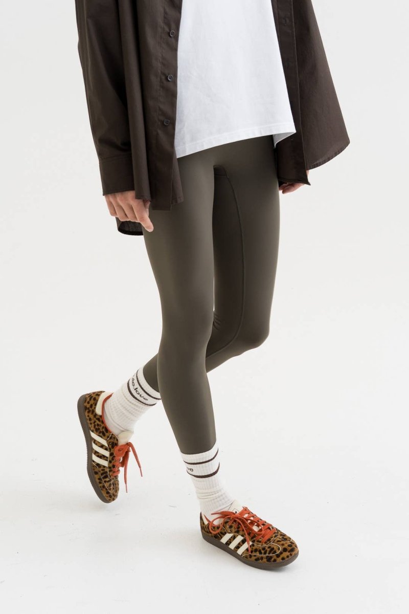 Olivgrüne Leggings – figurbetont & bequem - The Baltic Shop