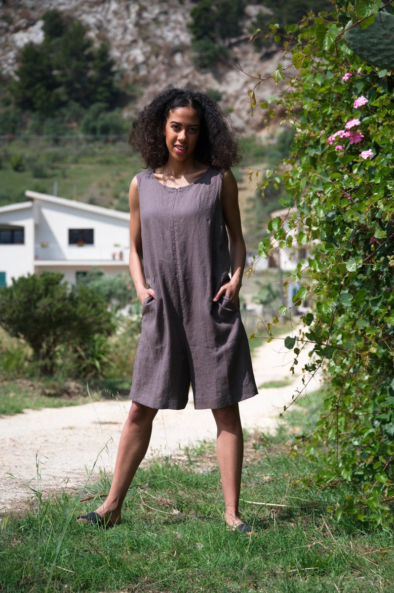 Overall aus Leinen mit Gürtel in Taupe - The Baltic Shop