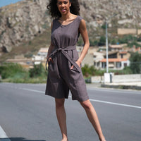 Overall aus Leinen mit Gürtel in Taupe - The Baltic Shop