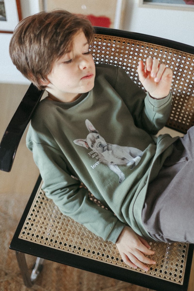 Pullover in Khaki mit Bulldoge "You are so loved" - The Baltic Shop