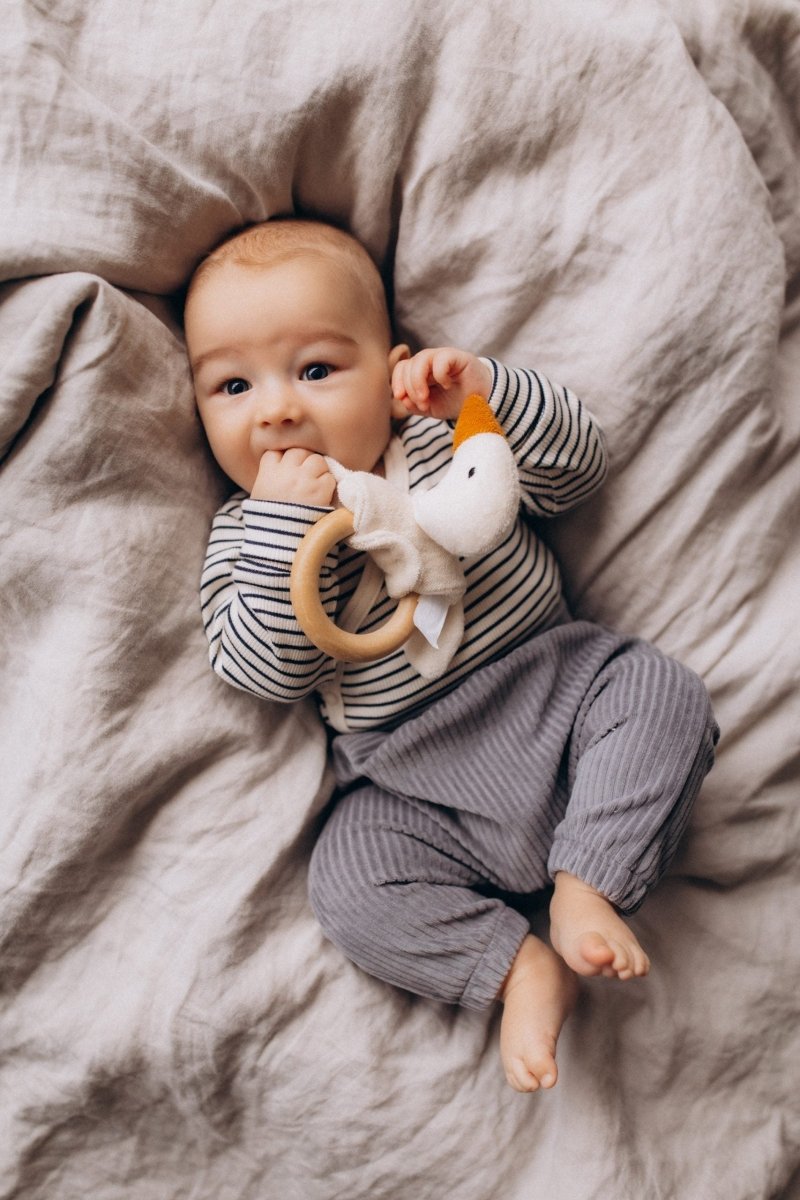 Rassel mit Holzring aus Bio Baumwolle - The Baltic Shop